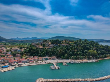 Vonitsa kasabasının ve kalenin hava manzarası. Vonitsa, Yunanistan 'ın Aetolia Acarnania kentinin kuzeybatısında bulunan tarihi bir kıyı kentidir. Aktio, Yunanistan, Avrupa