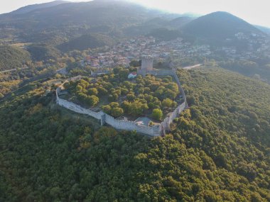 Ünlü Platamonas şatosunun havadan panoramik görüntüsü. Yunanistan 'ın kuzeyinde bir Haçlı kalesi ve Olimpos Dağı' nın güneydoğusunda Katerini kasabası yakınlarında stratejik bir konumda bulunuyor. Pieria - Yunanistan