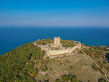 Ünlü Platamonas şatosunun havadan panoramik görüntüsü. Yunanistan 'ın kuzeyinde bir Haçlı kalesi ve Olimpos Dağı' nın güneydoğusunda Katerini kasabası yakınlarında stratejik bir konumda bulunuyor. Pieria - Yunanistan