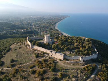 Ünlü Platamonas şatosunun havadan panoramik görüntüsü. Yunanistan 'ın kuzeyinde bir Haçlı kalesi ve Olimpos Dağı' nın güneydoğusunda Katerini kasabası yakınlarında stratejik bir konumda bulunuyor. Pieria - Yunanistan