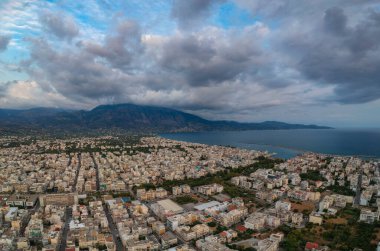 Yunanistan 'ın Kalamata şehrinin merkezinde güzel bir manzara var. Messenia, Yunanistan, Avrupa üzerinde hava fotoğrafçılığı
