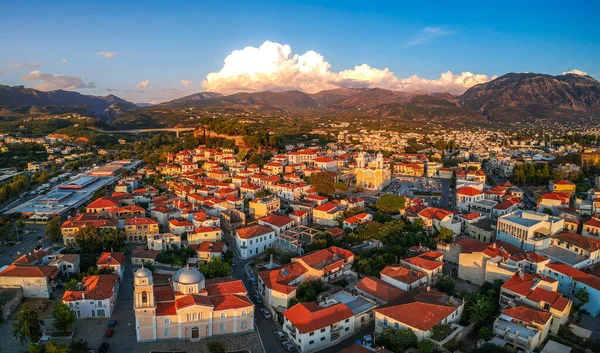Yunanistan 'ın Kalamata kentinin sahil kıyısındaki tarihi kenti Ypapanti Metropolitan Kilisesi ve Castle Hill çevresindeki hava manzarası