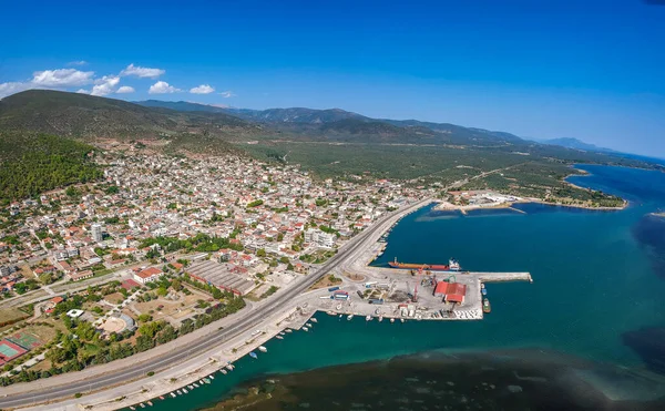 从空中俯瞰美丽的海滨小镇史黛莉丝或更有名的史黛莉达 它位于欧洲希腊中部拉米亚市和科沃拉镇附近 — 图库照片