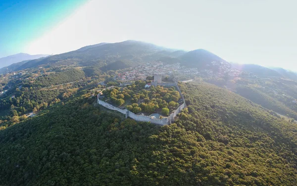 Ünlü Platamonas şatosunun havadan panoramik görüntüsü. Yunanistan 'ın kuzeyinde bir Haçlı kalesi ve Olimpos Dağı' nın güneydoğusunda Katerini kasabası yakınlarında stratejik bir konumda bulunuyor. Pieria - Yunanistan