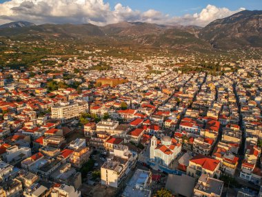 Yunanistan 'ın Kalamata şehrinin merkezinde güzel bir manzara var. Messenia, Yunanistan, Avrupa üzerinde hava fotoğrafçılığı