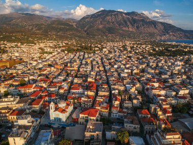 Yunanistan 'ın Kalamata şehrinin merkezinde güzel bir manzara var. Messenia, Yunanistan, Avrupa üzerinde hava fotoğrafçılığı