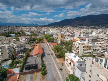 Yunanistan 'ın Kalamata kentindeki eski tren istasyonunun güzel manzarası. Messenia, Yunanistan, Avrupa üzerinde hava fotoğrafçılığı
