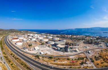 Yunanistan 'ın Korint bölgesindeki ünlü tam teşekküllü fabrika ve motor yağı rafinerisinin hava fotoğrafı