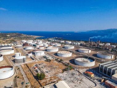Yunanistan 'ın Korint bölgesindeki ünlü tam teşekküllü fabrika ve motor yağı rafinerisinin hava fotoğrafı