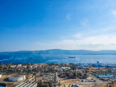 Yunanistan 'ın Korint bölgesindeki ünlü tam teşekküllü fabrika ve motor yağı rafinerisinin hava fotoğrafı