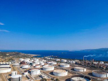 Yunanistan 'ın Korint bölgesindeki ünlü tam teşekküllü fabrika ve motor yağı rafinerisinin hava fotoğrafı