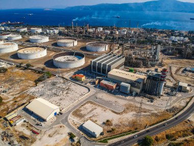 Yunanistan 'ın Korint bölgesindeki ünlü tam teşekküllü fabrika ve motor yağı rafinerisinin hava fotoğrafı