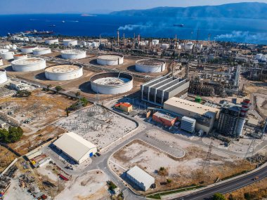 Yunanistan 'ın Korint bölgesindeki ünlü tam teşekküllü fabrika ve motor yağı rafinerisinin hava fotoğrafı