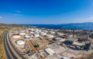 Yunanistan 'ın Korint bölgesindeki ünlü tam teşekküllü fabrika ve motor yağı rafinerisinin hava fotoğrafı