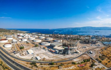 Yunanistan 'ın Korint bölgesindeki ünlü tam teşekküllü fabrika ve motor yağı rafinerisinin hava fotoğrafı
