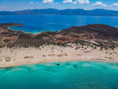 Yunanistan 'ın Elafonisos adasındaki Simos plajının hava manzarası. Elafonisos, cennet gibi egzotik plajları ve kristal berrak suları olan küçük bir Yunan adası. Laconia, Yunanistan, Avrupa