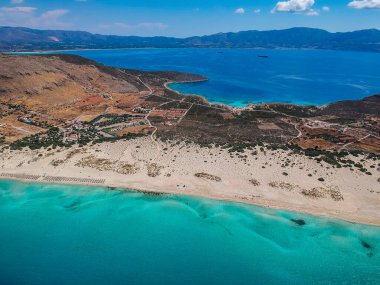 Yunanistan 'ın Elafonisos adasındaki Simos plajının hava manzarası. Elafonisos, cennet gibi egzotik plajları ve kristal berrak suları olan küçük bir Yunan adası. Laconia, Yunanistan, Avrupa