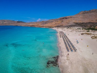 Yunanistan 'ın Elafonisos adasındaki Simos plajının hava manzarası. Elafonisos, cennet gibi egzotik plajları ve kristal berrak suları olan küçük bir Yunan adası. Laconia, Yunanistan, Avrupa