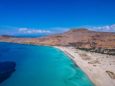 Yunanistan 'ın Elafonisos adasındaki Simos plajının hava manzarası. Elafonisos, cennet gibi egzotik plajları ve kristal berrak suları olan küçük bir Yunan adası. Laconia, Yunanistan, Avrupa