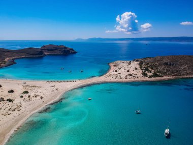 Yunanistan 'ın Elafonisos adasındaki Simos plajının hava manzarası. Elafonisos, cennet gibi egzotik plajları ve kristal berrak suları olan küçük bir Yunan adası. Laconia, Yunanistan, Avrupa