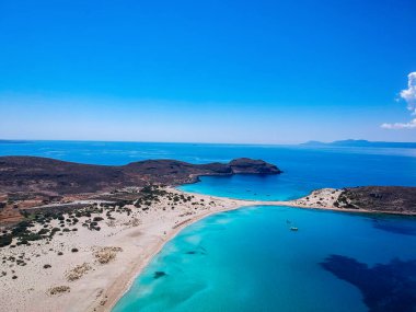 Yunanistan 'ın Elafonisos adasındaki Simos plajının hava manzarası. Elafonisos, cennet gibi egzotik plajları ve kristal berrak suları olan küçük bir Yunan adası. Laconia, Yunanistan, Avrupa