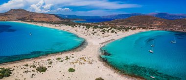 Yunanistan 'ın Elafonisos adasındaki Simos plajının hava manzarası. Elafonisos, cennet gibi egzotik plajları ve kristal berrak suları olan küçük bir Yunan adası. Laconia, Yunanistan, Avrupa
