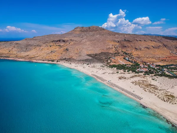 Yunanistan 'ın Elafonisos adasındaki Simos plajının hava manzarası. Elafonisos, cennet gibi egzotik plajları ve kristal berrak suları olan küçük bir Yunan adası. Laconia, Yunanistan, Avrupa