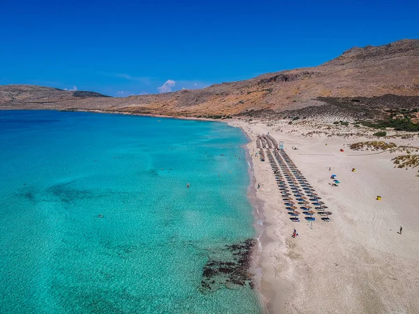 Yunanistan 'ın Elafonisos adasındaki Simos plajının hava manzarası. Elafonisos, cennet gibi egzotik plajları ve kristal berrak suları olan küçük bir Yunan adası. Laconia, Yunanistan, Avrupa