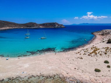 Yunanistan 'ın Elafonisos adasındaki Simos plajının hava manzarası. Elafonisos, cennet gibi egzotik plajları ve kristal berrak suları olan küçük bir Yunan adası. Laconia, Yunanistan, Avrupa