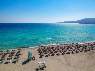 Yunanistan 'ın Elafonisos adasındaki Simos plajının hava manzarası. Elafonisos, cennet gibi egzotik plajları ve kristal berrak suları olan küçük bir Yunan adası. Laconia, Yunanistan, Avrupa