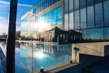 Neuchtel, İsviçre - 17 Kasım 2025: Neuchtel, İsviçre 'deki Küp Philip Morris Uluslararası Merkezi.