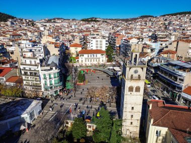 KOZANI, GREECE - 28 Aralık 2025: Yunanistan 'da Noel döneminde Kozani şehir merkezi üzerinde hava panoramc görünümü.