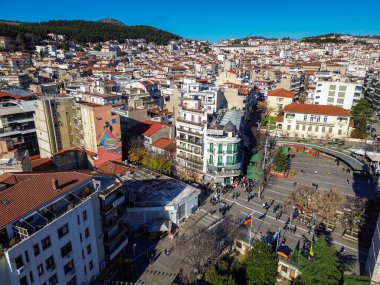 KOZANI, GREECE - 28 Aralık 2025: Yunanistan 'da Noel döneminde Kozani şehir merkezi üzerinde hava panoramc görünümü.