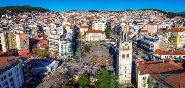 KOZANI, GREECE - 28 Aralık 2025: Yunanistan 'da Noel döneminde Kozani şehir merkezi üzerinde hava panoramc görünümü.