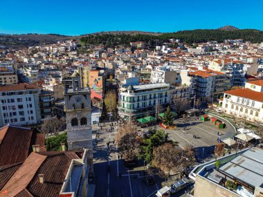 KOZANI, GREECE - 28 Aralık 2025: Yunanistan 'da Noel döneminde Kozani şehir merkezi üzerinde hava panoramc görünümü.