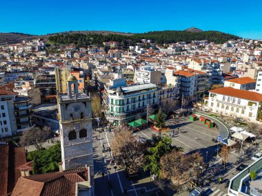 KOZANI, GREECE - 28 Aralık 2025: Yunanistan 'da Noel döneminde Kozani şehir merkezi üzerinde hava panoramc görünümü.