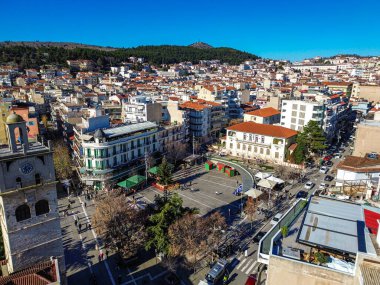 KOZANI, GREECE - 28 Aralık 2025: Yunanistan 'da Noel döneminde Kozani şehir merkezi üzerinde hava panoramc görünümü.