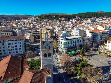 KOZANI, GREECE - 28 Aralık 2025: Yunanistan 'da Noel döneminde Kozani şehir merkezi üzerinde hava panoramc görünümü.