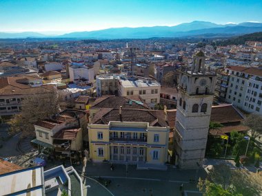 KOZANI, GREECE - 28 Aralık 2025: Yunanistan 'da Noel döneminde Kozani şehir merkezi üzerinde hava panoramc görünümü.