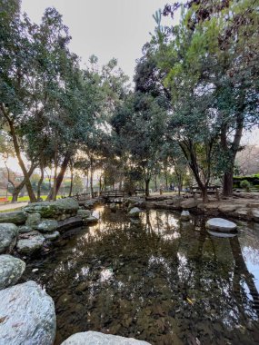 KATERINI, GREECE - 4 HAZİRAN 2026: Yunanistan 'ın Katerini kentindeki Renkler Parkı, Noel döneminde. Katerini merkezinden panoramik görünüm