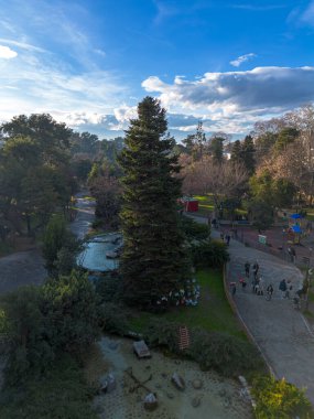 KATERINI, GREECE - 4 HAZİRAN 2026: Yunanistan Katerini kenti üzerinde havadan görüş. Katerini 'nin merkezinde panoramik görünüm