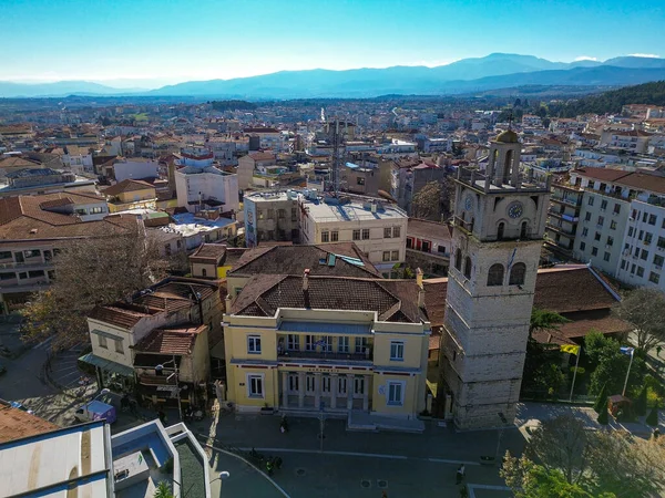 KOZANI, GREECE - 28 Aralık 2025: Yunanistan 'da Noel döneminde Kozani şehir merkezi üzerinde hava panoramc görünümü.