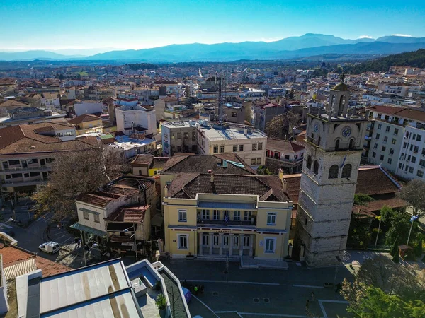 KOZANI, GREECE - 28 Aralık 2025: Yunanistan 'da Noel döneminde Kozani şehir merkezi üzerinde hava panoramc görünümü.
