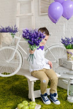 Şık giysiler içinde küçük çocuk