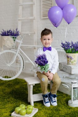 Şık giysiler içinde küçük çocuk