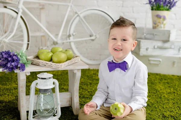 Liten pojke i eleganta kläder — Stockfoto