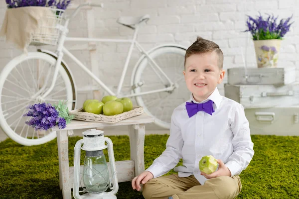 Menino em roupas elegantes — Fotografia de Stock