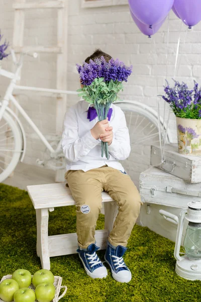 Liten pojke i eleganta kläder — Stockfoto