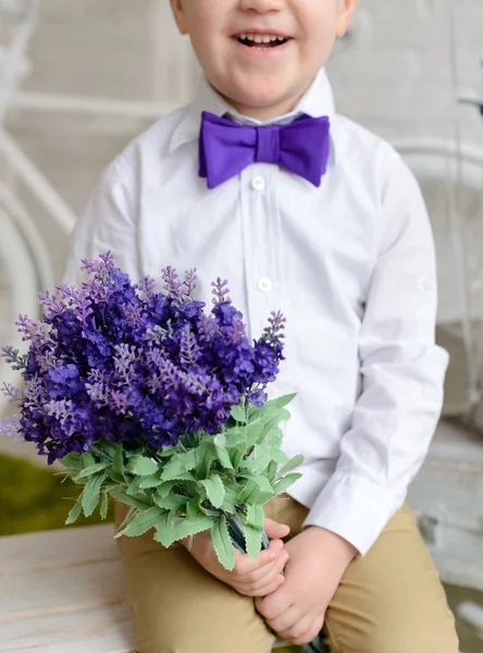 Şık giysiler içinde küçük çocuk