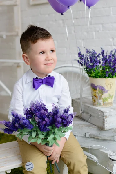 Jongetje in elegante kleding — Stockfoto